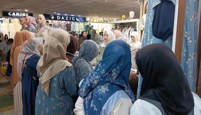 “Ibu-ibu Tumpah Ruah ke Tanah Abang Jelang Puasa, Gamis Jadi Rebutan: Fenomena Bisnis yang Menjanjikan”