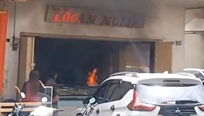 **Emak-emak di Makassar Lempar Molotov, Toko Emas Terbakar di Jalan Somba Opu**