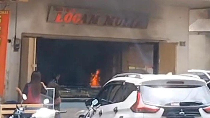 Tragedi di Makassar: Emak-emak Lepas Molotov, Toko Emas Jadi Korban Api