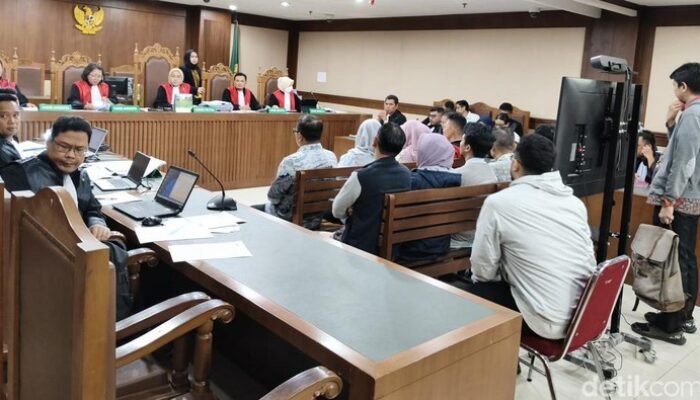 Hakim Minta Saksi Kasus Kemnaker Balikin USD 10 Ribu dalam Bentuk Uang Bukan Motor: Apa yang Sebenarnya Terjadi?