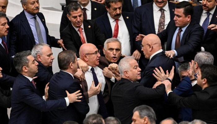 Adu Jotos di Parlemen Turki: Pertikaian Hebat Usai Erdogan Angkat Menteri Kehakiman Baru