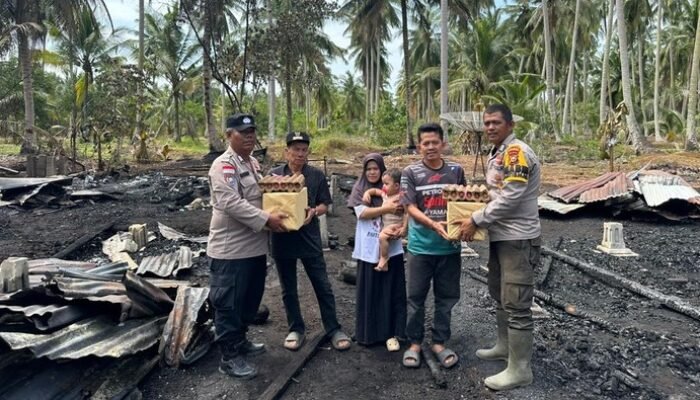 **Kebakaran Hanguskan 2 Rumah di Kepulauan Meranti, Polisi Turun Beri Bantuan**