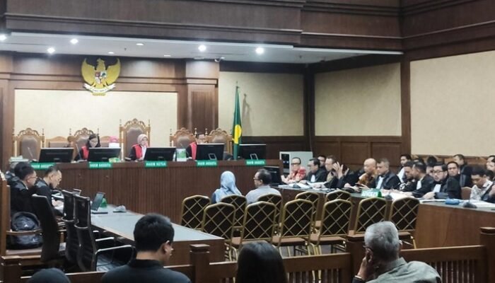 “Eks Pejabat Kemnaker Bocorkan Uang ke Terdakwa TKA, Apakah Ini Penghormatan atau Kebocoran?”