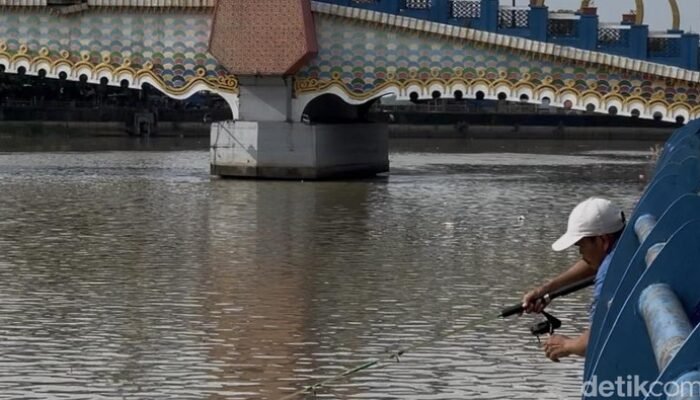 **Warga Mancing Lagi di Sungai Cisadane yang Tercemar Pestisida: Kenyataan Mengejutkan di Tengah Krisis Lingkungan**