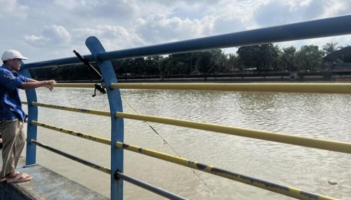 “Cerita Warga yang Terpaksa Makan Ikan Sungai Cisadane Karena Tercemar: Bau-bau Solar yang Menghantui!”