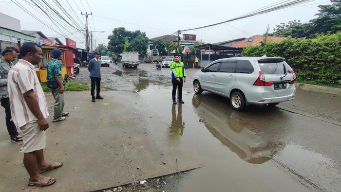 Pemotor Siswi SMA di Tangerang Tewas Terlindas Truk Karena Jalan Berlubang