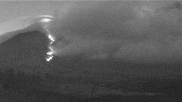 Gunung Semeru Meletus Dua Kali Malam Ini! Awan Panas Mencapai 4 Km