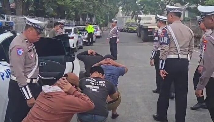 “4 Pelaku Pencurian Ban Serep Diamankan, Polantas Tangkap di Tol Cikampek”