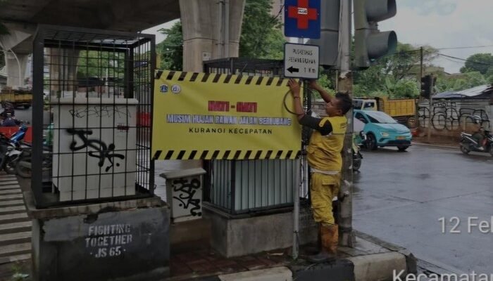 [Pemprov DKI Pasang Spanduk Waspada Jalan Berlubang di Sejumlah Titik]