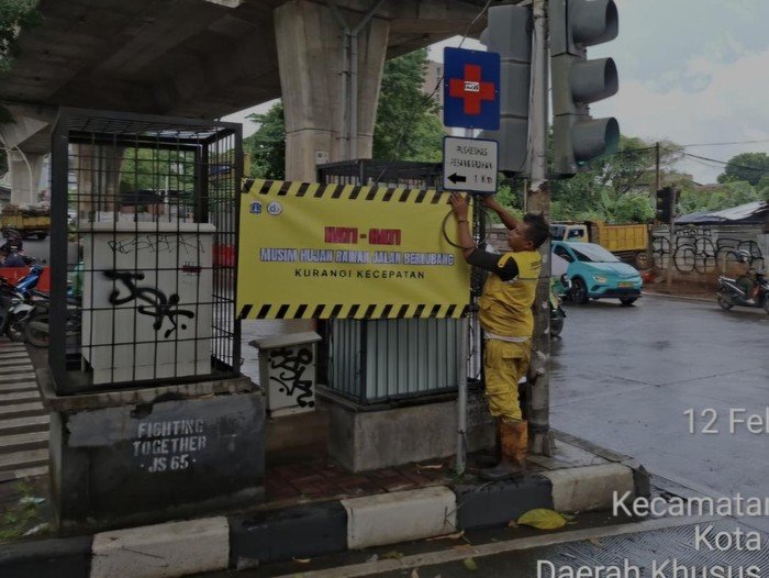 [Pemprov DKI Pasang Spanduk Waspada Jalan Berlubang di Sejumlah Titik]