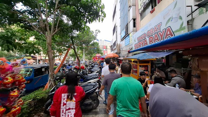 Glodok Tak Berdaya, Trotoar Jadi Lokasi Parkir Liar dan PKL Sembunyi!