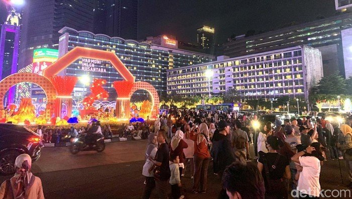 Antusiasme Warga Kunjungi Festival Imlek di Bundaran HI: Banyak Spot Foto yang Wajib Dicoba!