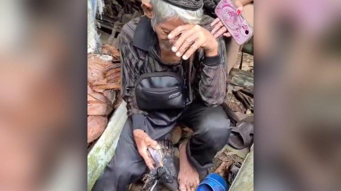Kakek Sulbar Rela Rela Tabungan Rp15 Juta Hangus, Dapur Rumah Terbakar