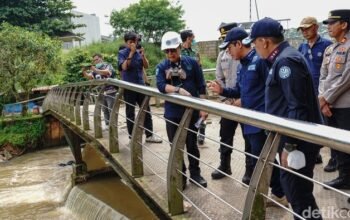 “KLH Ambil Sampel Air Sungai Tercemar Pestisida di Tangsel, Karbon Aktif Ditebar: Apakah Solusi Jangka Panjang?”