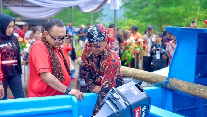Anggota DPR RI Kaisar Beri Bantuan Kapal untuk Generasi Muda, Apakah Ini Solusi untuk Krisis Nelayan di Cilacap?