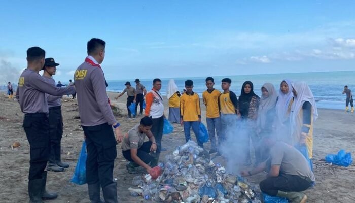 Mahasiswa STIK Angkatan 83 dan TNI Bersih-bersih Pantai di Aceh Utara, Satu Langkah Simpatik untuk Masa Depan