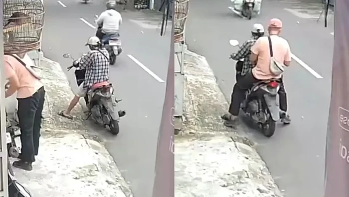 Skandal Viral! 2 Pria Diduga Tempel QR Code yang Disebut Mengarah ke Situs Judol