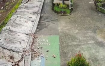 **Tembok Pagar Roboh di SMPN 182 Jaksel, Warga Bersedia Ganti Rugi**