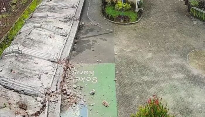 **Tembok Pagar Roboh di SMPN 182 Jaksel, Warga Bersedia Ganti Rugi**
