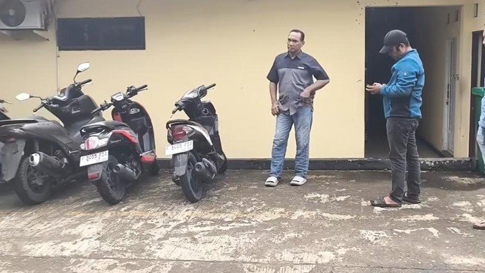 **Polisi Gerebek Gudang Motor Curian Berkedok Lapak Besi Tua di Bogor, 16 Motor Ditemukan!**