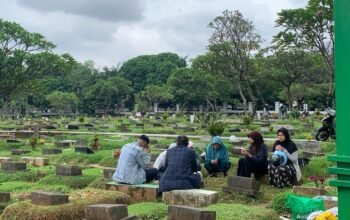 Ziarah Sebelum Ramadan Jadi Tradisi, Peziarah:Momen Ini Jadi Pengingat Kehidupan Sementara