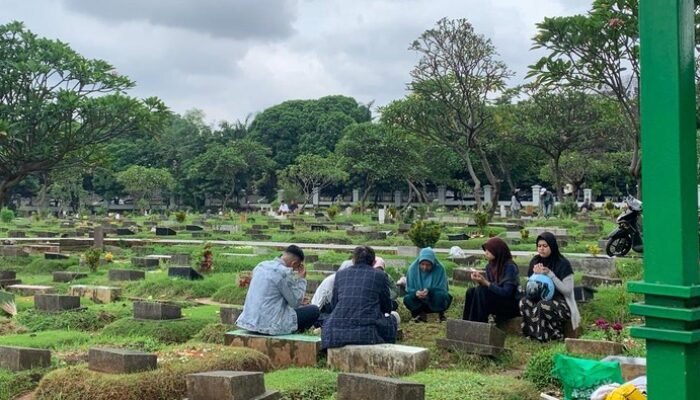 Ziarah Sebelum Ramadan Jadi Tradisi, Peziarah:Momen Ini Jadi Pengingat Kehidupan Sementara