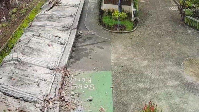 BPBD DKI Ungkap Penyebab Tembok Roboh di SMPN 182: Struktur Tanah Labil Menyebabkan Bencana di tengah kota!