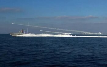 Konflik Hormuz: Kapal Induk AS vs Latihan Garda Iran