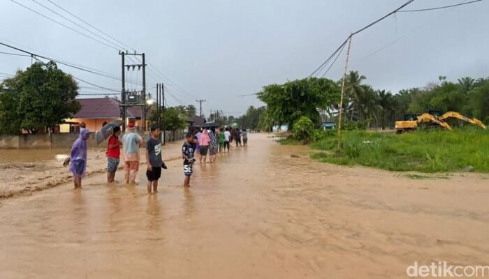 Banjir Menerjang Seluruh Kecamatan di Tapteng, Jembatan Putus, Warga Terisolasi!