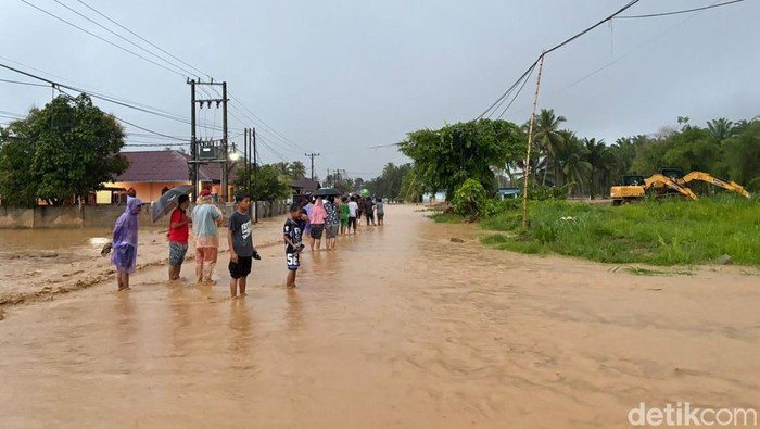 Banjir Menerjang Seluruh Kecamatan di Tapteng, Jembatan Putus, Warga Terisolasi!