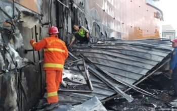 “Kebakaran Mal di Cibubur: Percikan Las Reklame, Bencana yang Tidak Terduga!”
