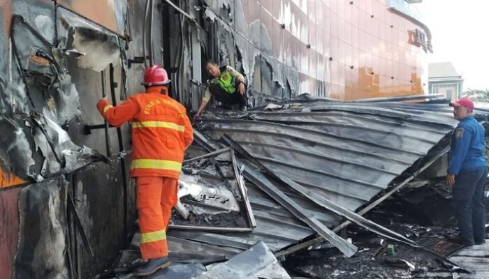 “Kebakaran Mal di Cibubur: Percikan Las Reklame, Bencana yang Tidak Terduga!”