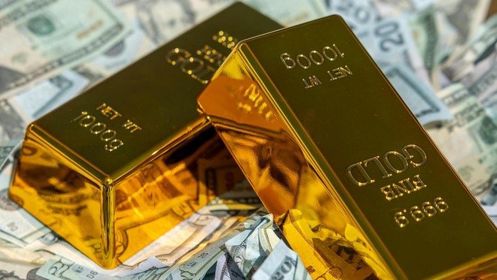 Harga Emas Dunia Melorot Lebih dari 2%: Krisis Ekonomi atau Gejolak Pasar?