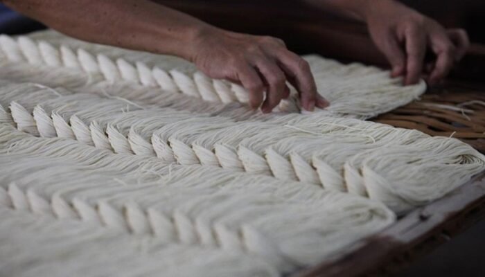 Makna Keuangan di Balik Filosofi Mie Imlek yang Nggak Boleh Dipotong: Strategi Bisnis yang Berdampak Panjang