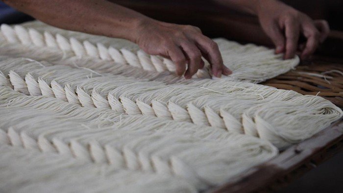 Makna Keuangan di Balik Filosofi Mie Imlek yang Nggak Boleh Dipotong: Strategi Bisnis yang Berdampak Panjang