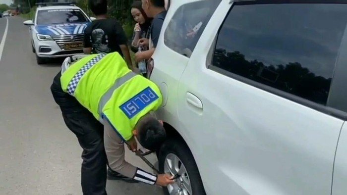 Polantas Selamatkan Hari Pengemudi Tol Cipularang dari Ban Pecah