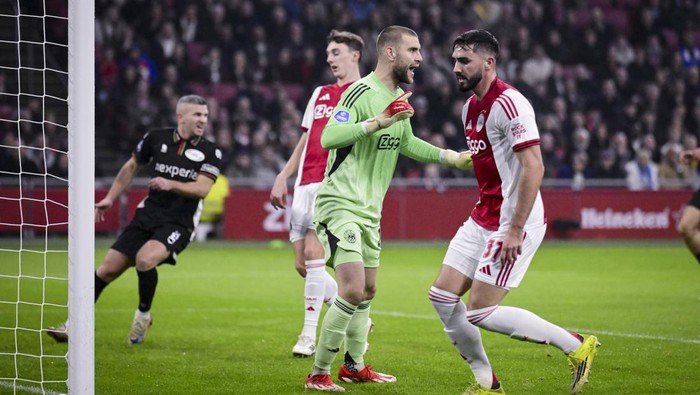 Maarten Paes Debut, Ajax Imbang 1-1 Lawan NEC: Drama Di Menit Akhir