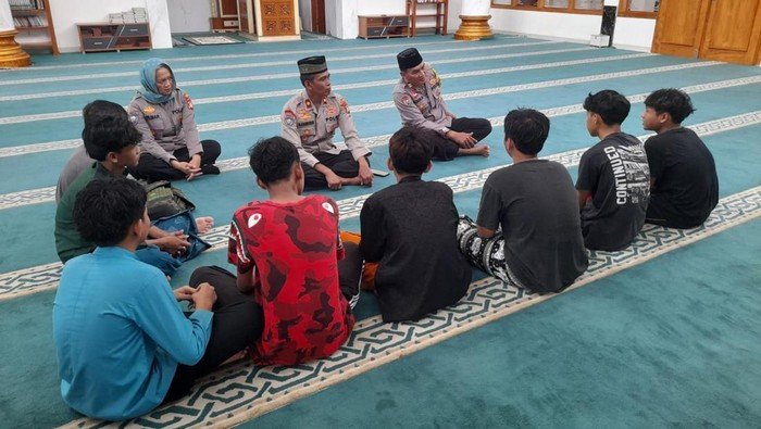 10 Remaja Depok Tawuran, Langsung Ditangkap dan Dikirim ke Pesantren Kilat!