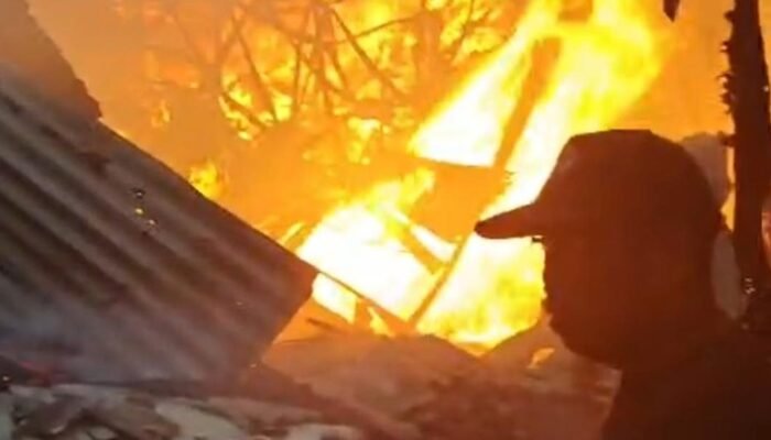 Kebakaran Menerjang Belasan Kios di Pasar Labuan Pandeglang, Diduga Korsleting Listrik!