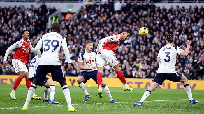 **Berbalas Gol, Tottenham vs Arsenal 1-1 di Babak Pertama: Pertandingan Sengit di Liga Inggris**