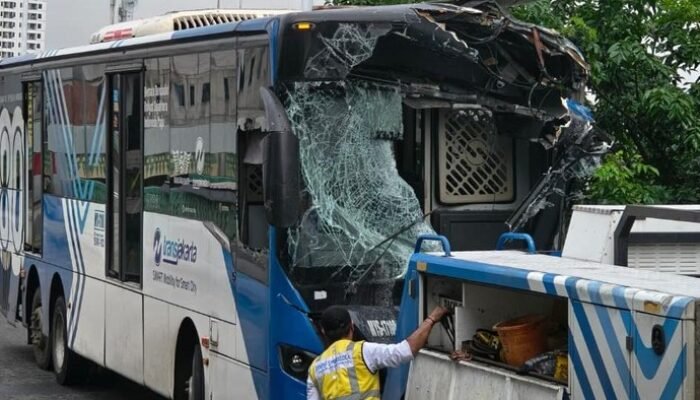 2 Bus TransJ Tabrakan di Koridor 13 Arah Cipulir, Penumpang Dievakuasi dalam Keadaan Darurat