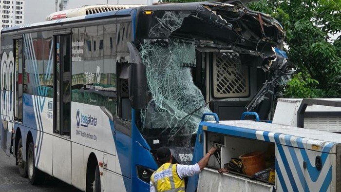 2 Bus TransJ Tabrakan di Koridor 13 Arah Cipulir, Penumpang Dievakuasi dalam Keadaan Darurat