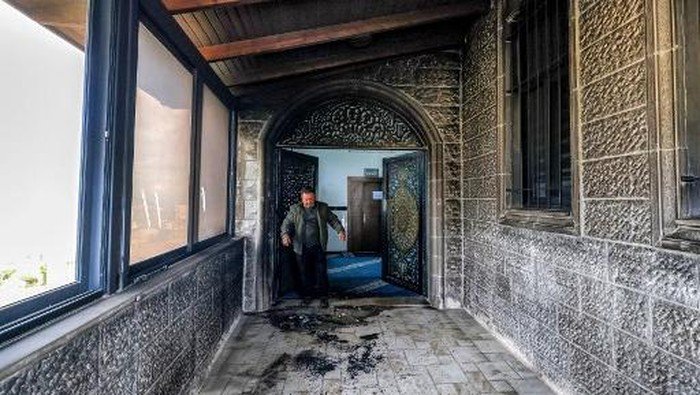 Pemukim Israel Bakar Masjid dan Tulis Slogan Rasis di Tepi Barat: Konfrontasi Berdarah Terjadi