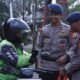 Brimob Polda Metro Jaya Berikan Takjil ke Ojol, Tunjukkan Kepedulian dalam Sibuknya Jaga Ibu Kota