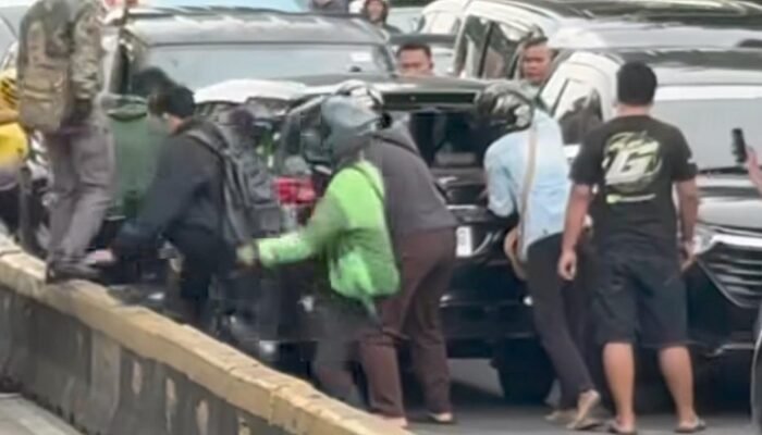 **Kabur Saat Disetop Polisi, Mobil Lawan Arah Tabrak Sejumlah Kendaraan di Jakpus**