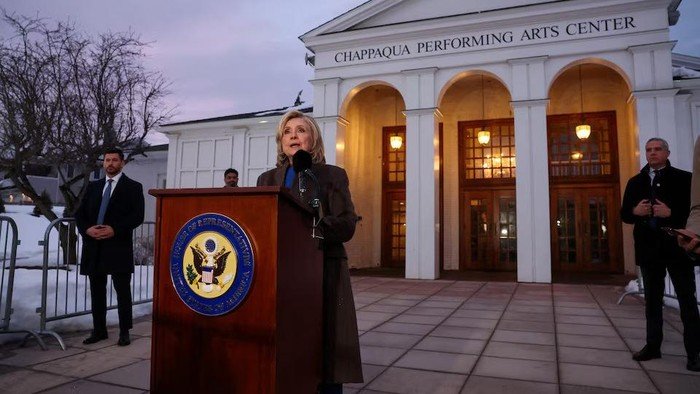 **7 Jam Ditanyai Kongres AS, Hillary Clinton Ngaku Tak Kenal Epstein: Apa yang Terjadi di Balik Sesi Tertutup itu?**