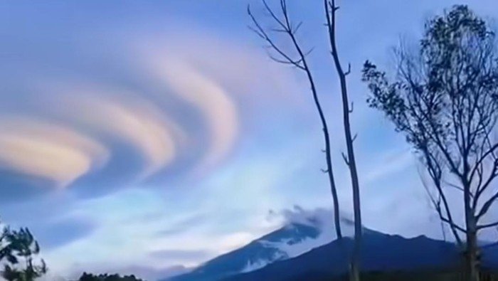 Awan Berbentuk Piringan di Atas Gunung Slamet, BMKG Ungkap Fakta Menarik