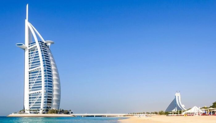 UEA Tumbangkan Ratusan Drone Iran, Api Puing-puing Ancam Hotel Mewah Dubai