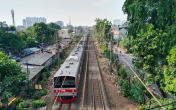 KRL Bogor-Jakarta Kota Terhenti! Masalah Rel di Bogor-Cilebut Menyebabkan Tundaan Berjam-jam