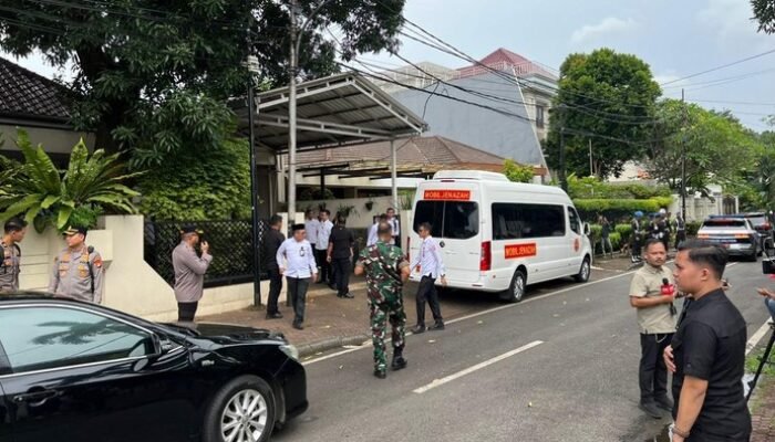 **Jenazah Wapres ke-6 RI Try Sutrisno Tiba di Rumah Duka, Suasana Duka Menyelimuti Menteng**